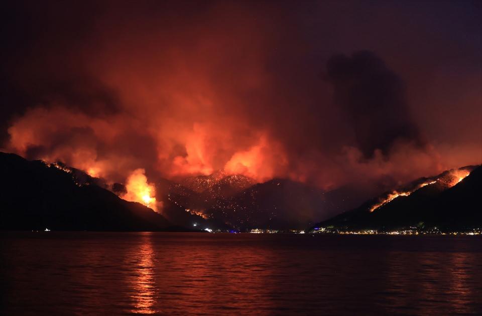 <p>Muğla'nın Marmaris ilçesinde öğlen saatlerinde başlayan orman yangınına Orman Bölge Müdürlüğü ekipleri, Muğla Büyükşehir Belediyesi ekipleri, emniyet güçleri ile Türk Silahlı Kuvvetleri mensupları müdahale etti.<br />
<br />
<strong>Foto Muhabiri Mahmut Serdar Alakuş</strong></p>
