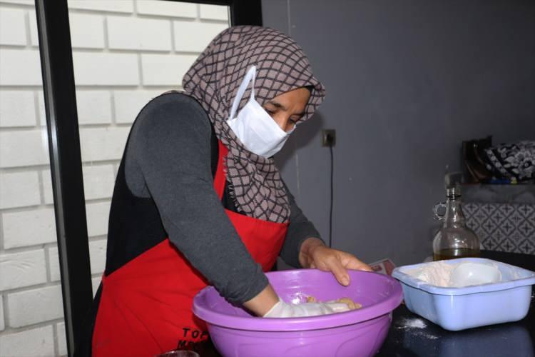<p>Zeytin zamanı, bayramlarda ve halkın bir araya geldiği düğün dernek gibi hadiselerde de kadınların toplaşarak tandırlarda yaptıkları bir lezzet. Kış aylarında kahkeye talep artıyor. Kilosu 35 liradan satılıyor. Gelip tatmak isteyen müşterilerimizi bekliyoruz." dedi.</p>
<p> </p>
