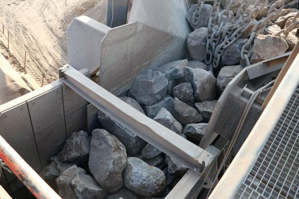 <p>Diğer taraftan da taşlık topraklarımızı, yıllarca boş kalıp hiçbir işlem yapılmayan o toprakları şu anda tarıma elverişli hale getirdik. </p>