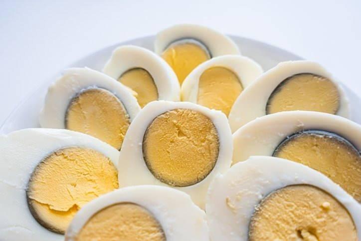 <p><span style="color:#800080"><strong>Yumurta hem sağlıklı hem de lezzetli besinlerden biridir. Az kalori olsuğundan ve protein bakımından besleyici olduğundan doktorlar tarafından tüketilmesi en çok tavsiye edilen yiyeceklerden biridir. Ama pişiriken süresi doğru ayarlamak ve fazla pşirmemek gerekiyor. Çünkü yumurta sarısının etrafında oluşan yeşil-gri halka, besin değerini düşürüyor.</strong></span></p>
