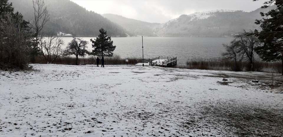 <p>Bolu'nun doğal güzellikleriyle ünlü Abant, Gölcük ve Yedigöller ile Türkiye'nin önemli kış turizm merkezlerinden Kartalkaya Kayak Merkezi'nde kar yağışı aralıklarla etkili oluyor.<br />
</p>