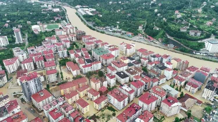 <p>Batı Karadeniz de ağustos ayında sele teslim oldu. Kastamonu ve Sinop’ta son 91 yılın en yüksek yağışı kaydedildi. Bu illerde meydana gelen sel, can kaybına ve hasara yol açtı. 11 Ağustos’taki sel felaketinde Kastamonu’da 71, Sinop’ta 10, Bartın’da 1 kişi yaşamını yitirdi.</p>
