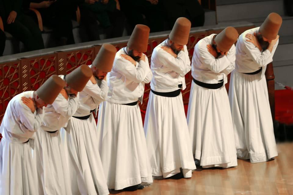 <p>Özçakıl, semazenin, semaya hazırlanmadan önce abdest alıp vakit namazını kıldığını, semanın Mevlevilerin Allah'a ulaşma düşüncesiyle yaptıkları nafile bir ibadet ve zikir olduğunu söyledi.</p>
