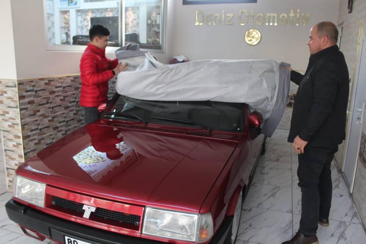 <p>Gaziantep’te bir oto galericinin satılığa çıkardığı Tofaş marka 2001 model arabanın fiyatı ünlü otomobil markalarıyla yarışıyor.</p>
