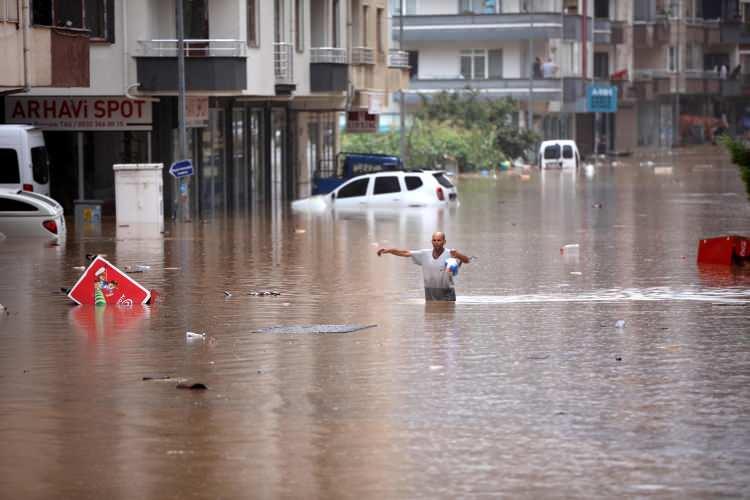 <p>‘YENİDEN STRATEJİ BELİRLEMELİ’</p>

<p> </p>

<p>Karadeniz Bölgesi'nde son yıllarda yaşanan iklim değişikliğinin getirdiği afetlere dikkat çeken KTÜ Deniz Bilimleri Fakültesi Öğretim Üyesi Doç. Dr. Coşkun Erüz, “Karadeniz’de iklim değişimi veya iklimin afaki sonuçlarını bölgemizde aşırı yağışla kendini gösteren afetlerle gördük. Uzun vadede iklimsel olarak baktığımızda mevsimlerde kayma başladı. Canlı ekosisteminin adaptasyonuna kadar bölgede yaşayan insanların ona göre yeniden strateji belirlemeleri gerekiyor. </p>
