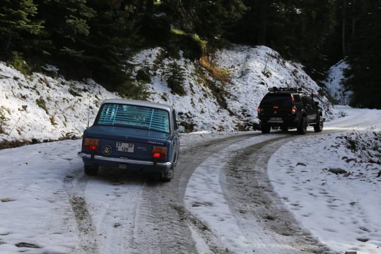 <p>Ferhat Salur, 2 bin 600 rakıma sahip Ilgaz Dağı Hacet Tepesi zirvesine 1976 model 'Murat 124' marka otomobili ile tırmanmaya karar verdi. Hazırlıklarını tamamlayan Ferhat Salur, zorlu parkurlara sahip karlı yolları aşabilmek içinde yanına iki adet Off-Road aracı bulunan arkadaşını aldı.</p>