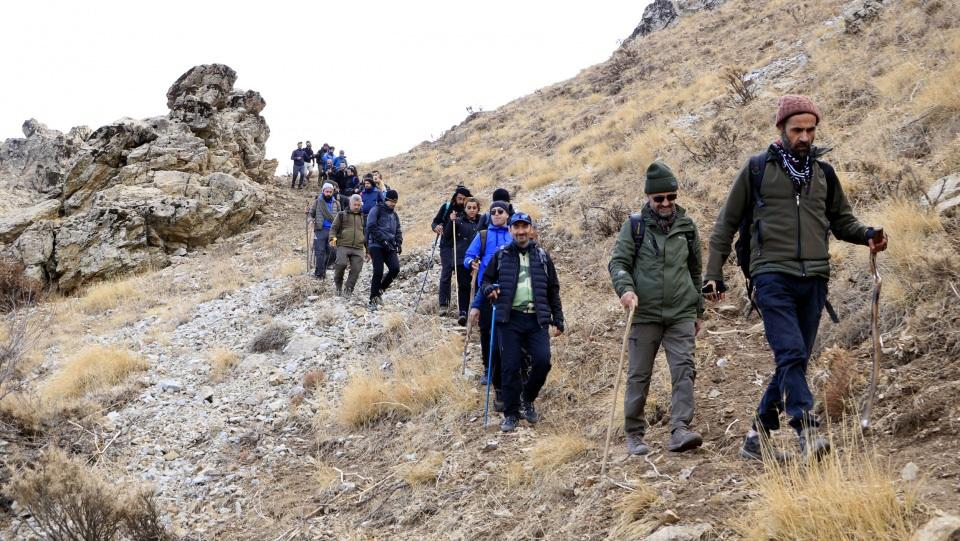 <p>Yüksekova Ekoloji Kültürel ve Dağcılık Spor Kulübü Derneği üyesi 30 kişi, Efkar Dağı'na çıktı. Doğaseverler, kendilerine eşlik eden Şemdinli Belediye Başkanı Tahir Saklı ve Yüksekova Esnaf ve Sanatkarlar Odası Başkanı Vedat Çoğaç ile birlikte 5 saat süren zorlu yolculuğun ardından Efkar Dağı'nın zirvesine ulaştı.</p>

<p> </p>
