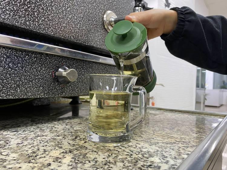 <p>"Kekik, gebe hastaların düşük yapmasına bile sebep olabilir"</p>

<p> </p>

<p> Gündelik hayatta her evde bulunan bazı bitkisel çayların aslında ciddi risk oluşturduğun dikkat çeken Prof. Dr. İlhan, "Kekik safra kesesi problemi olan hastalarda riskli olabilir, tansiyon düşürücü etkisi olabilir. Gebe hastaların düşük yapmasına bile sebep olabilir. O yüzden hepsini kullanırken dikkat etmek gerekiyor. Aslında basit bir şey değil. Adı bitkisel olunca her şey kolay ve zararsız algılıyoruz ama öyle değiller" şeklinde konuştu.</p>
