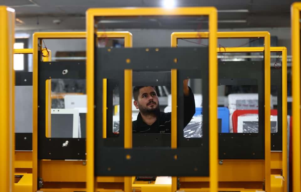 <p>"Kiosklara dokunmadan cep telefonu üzerinden işlem yapma, vücut sıcaklığı ölçme, yolcu riskli ise işlemi durdurma gibi özellikler yükledik. Şimdi ise pandemi kısıtlamalarının azalmasıyla havacılık sektöründe yeni yeni siparişler gelmeye başladı. En güzeli, yurt dışından da siparişler almaya başladık. </p>