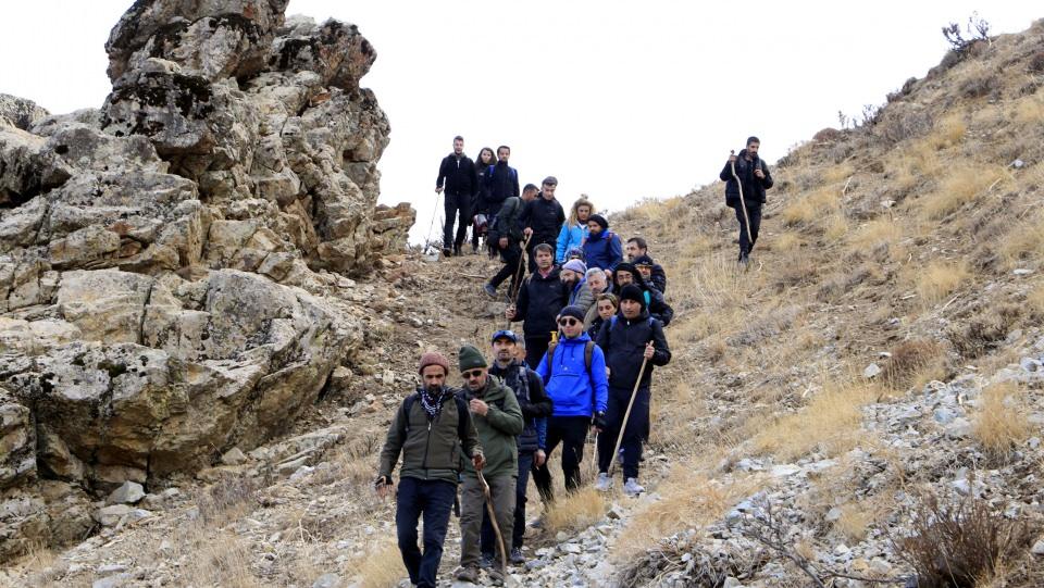 <p><strong>'ŞEMDİNLİ'NİN HUZURA KAVUŞMASI BİZİ FERAHLATTI'</strong></p>

<p>Şemdinli Belediye Başkanı Saklı, Dünya Gönüllüler Günü kapsamında bir grup doğasever ile birlikte Efkar Dağı'na tırmanış yaptıklarını belirterek "Şemdinli’nin böyle bir güzelliğe, böyle bir huzura kavuşması bizi ferahlattı. </p>
