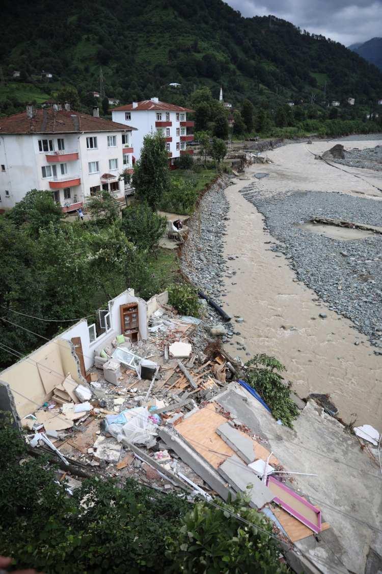 <p>‘BALIK AVCILIĞI DA DEĞİŞİYOR’</p>

<p> </p>

<p>Karadeniz'de deniz suyu sıcaklığının mevsim normallerinin üzerinde olduğuna da dikkat çeken Doç. Dr. Erüz, “İklimi dengeleyen en önemli unsur okyanus ve denizlerdir. Karadeniz bir iç deniz. Karadeniz, dört mevsim sıcaklığı artıp azalan bir deniz. 'İklim değişiyor, balıkta mı değişecek?' deniyor. </p>
