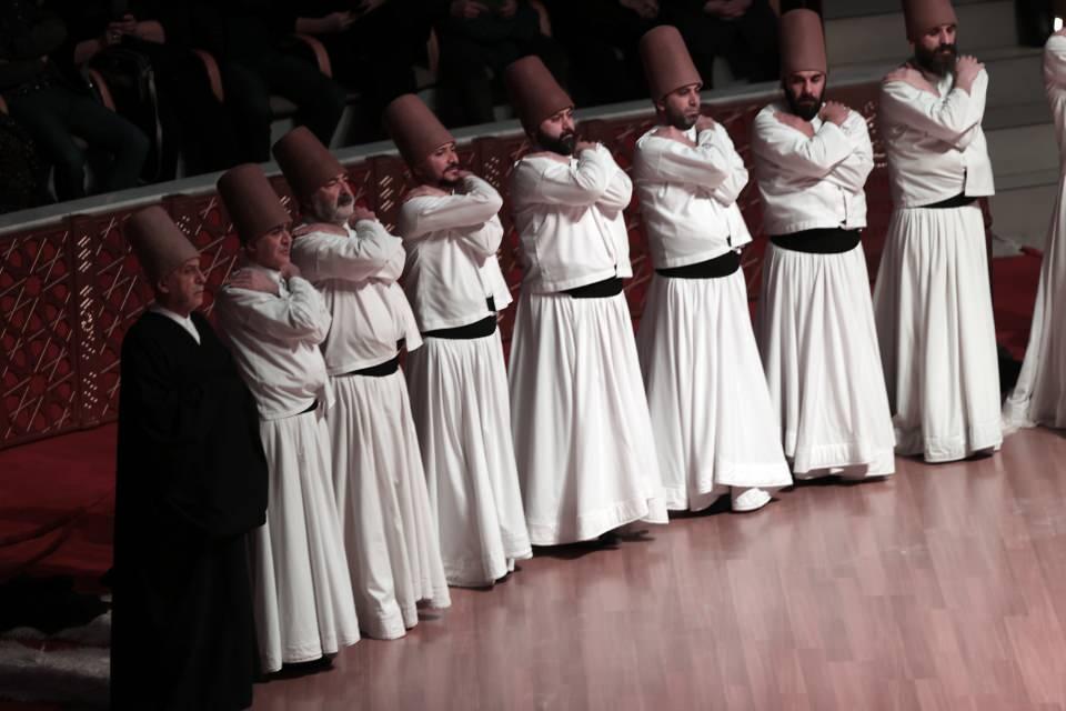 <p><em><strong>Özçakıl, sema mukabelesinin naat-ı Mevlana ile başladığına dikkati çekerek, şöyle devam etti:</strong></em></p>

<p>"Naat-ı Mevlana, Mevlana Celaleddin-i Rumi Hazretlerinin Peygamber Efendimize methiye olarak yazmış olduğu bir naattır. Tüm tasavvuf zikirlerinin içinde salavat ile başlandığı gibi Mevlevi zikrinin içerisinde, Mevlevi ayininin içerisinde bu salavat niteliğinde, Mevlana Hazretlerinin naatı ile başlanıyor ki Buhurizade Mustafa Itri tarafından bestelenmiş olan bu naat-ı şerif, ayakta ve sazsız olarak mutrip heyetinden bir arkadaşımız tarafından okunmakta."</p>
