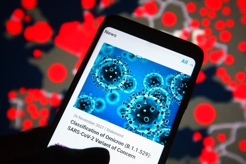 <p>Bilim insanlarına göre, B.1.1. 529 olarak da bilinen varyantın ciddiyetini belirlemek için üç temel sorunun cevabının bilinmesi gerekiyor: “Omicron varyantının bulaşıcılığı nedir?”, “Omicron, bir kişinin bağışıklık savunmasını oluşturan antikorlardan ve T hücrelerinden ne kadar kaçabiliyor?” ve “Omicron, enfekte bir kişinin hastaneye yatırılmasına ve ölümüne yol açabilecek ciddi hastalıkları ne kadar tetikliyor?”.<br />
<br />
Dünyanın ileri gelen sağlık uzmanları bu soruları ve daha fazlasını yanıtladı.</p>

<p> </p>
