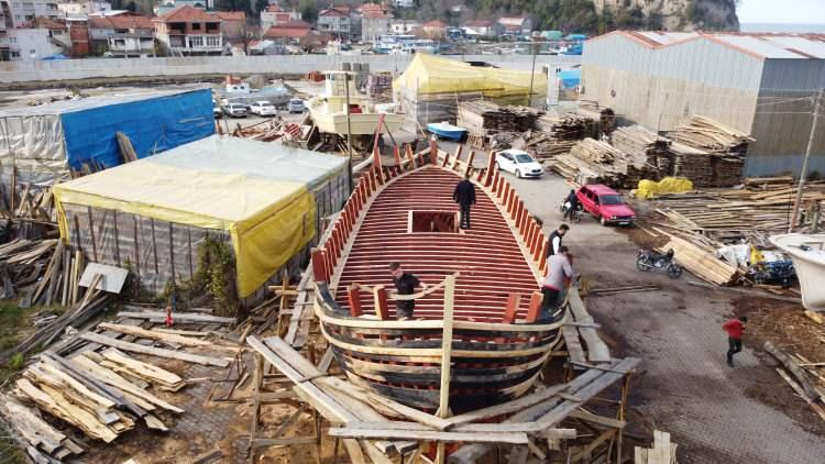 <p> İstanbul’dan bir iş insanından alınan siparişle Ovatekkeönü köyündeki tersanede 50 yıl sonra ilk kez ‘çektirme tekne’ yapılıyor. 18 metre uzunluğunda 6 metre genişliğindeki teknenin yapımına 3 ay önce başladı. Çektirme teknenin iskeleti tamamlanarak, dış kaplaması yapılıyor.</p>