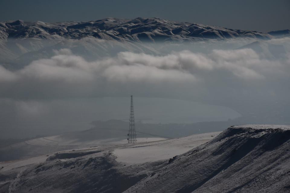 <p>Bitlis'in Tatvan ilçesindeki Dünya'nın ikinci büyük krater gölü olan Nemrut Kraterini ve Türkiye'nin en büyük gölü olan Van Gölü'nün üzerini kaplayan sis bulutu seyrine doyumsuz görüntüler oluşturdu.</p>
