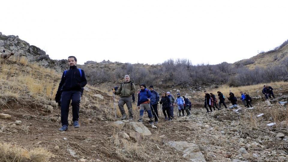 <p>Hakkari'nin İran ve Irak sınırında bulunan Şemdinli ilçesine 5 kilometre uzaklıktaki 1450 rakımlı Efkar Dağı, teröristlerden temizlenmesinin ardından halka açıldı. </p>
