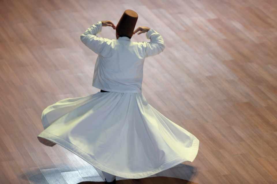 <p>Programın ney taksimi ile devam ettiği bilgisini veren Özçakıl, neyin Mevlevi kültüründe Allah'ın insanı yarattıktan sonra kendi ruhundan üflediğini ve kıyametin habercisi Sur'un üflenmesini de sembolize ettiğini aktardı.</p>

<p> </p>

<p> </p>
