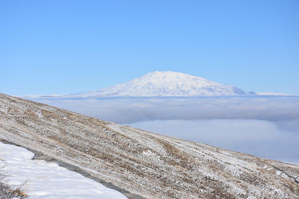 <p>Nemrut Kalderasında göl üzerine çöken bulutlar kalderanın doğal güzelliğine ayrı bir güzellik katarken, Van Gölü üzerine çöken bulutlar ve Nemrut zirvesinden bakıldığında Süphan Dağı ise ayrı bir güzellik sundu.</p>

