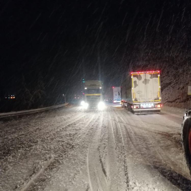 <p>Akseki Bölge Trafik ekipleri ve Karayolları Alacabel ekipleri yolda kalan sürücülere yardım etti.</p>
