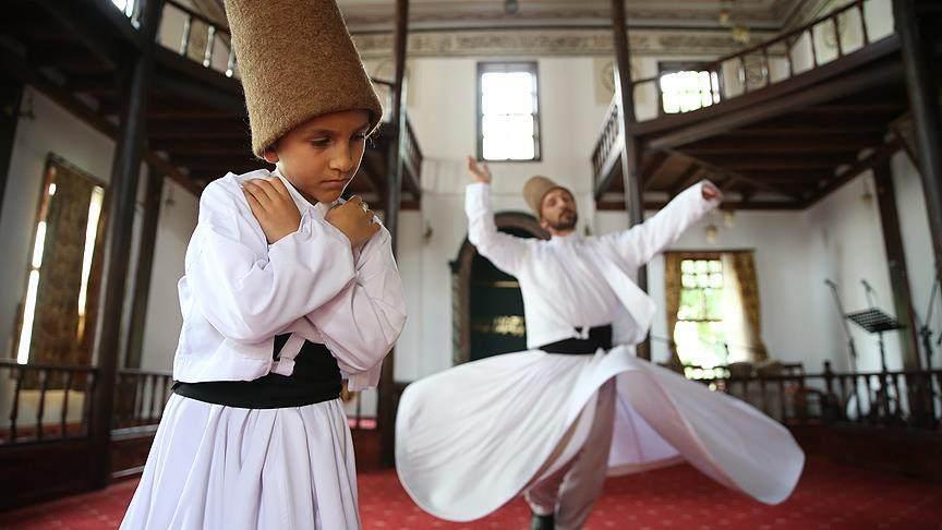 <p><em><strong>Özçakıl, sema ayininin 4 selamdan oluştuğunu hatırlatarak, şöyle devam etti:</strong></em></p>

<p>"İlk selam Cenab-ı Allah'ın büyüklüğü, insanın kendi kulluğunu idrak etmesi; ikinci selam Allah'ın kudretinin karşısında hayranlık duyması; üçüncü selam bu hayranlık duygusunu en üst seviyede aşk makamında görmesi ve dördüncü selamda da semazenin kendi kulluğuna dönmesi düşüncesiyle yapılmaktadır."</p>
