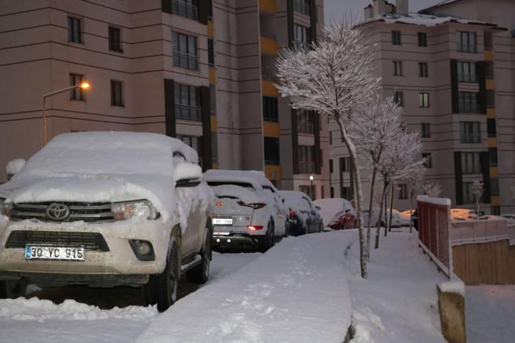 <p>Yüksekova ilçesinde gece başlayan kar yağışı, sabah saatlerine kadar aralıklarla devam etti. İlçe merkezinde kar kalınlığı 5, yüksek kesimlerde ise 10 santimetreye ulaştı. </p>