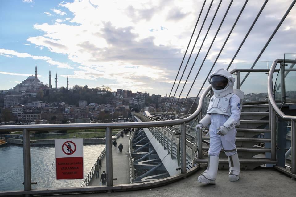 <p>Amerikan Ulusal Havacılık ve Uzay Dairesi'nin (NASA) 50 yıllık uzay çalışmalarını ve deneyimlerini yansıttığı NASA Uzay Sergisi yarın Metropol İstanbul Alışveriş Merkezi'nde açılacak. </p>

<p> </p>
