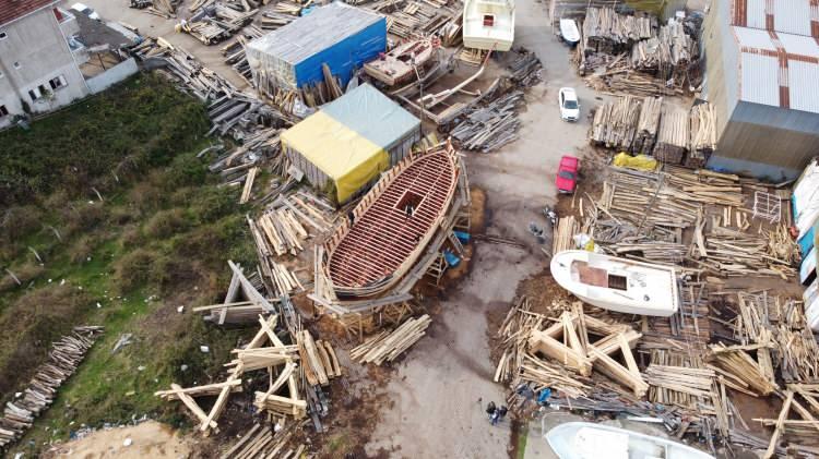 <p>Osmanlı donanmasına gemilerin yapıldığı Bartın'ın Kurucaşile ilçesinde 50 yıl sonra ilk kez turizm amaçlı ‘çektirme tekne’ yapılıyor. Gemi yapım ustası Mustafa Dikyol (38), “Atalarımız Osmanlı donanmasına gemi ve çektirme tekneler yapardı. 50 yıl sonra çektirme tekneyi yeniden yapmaya başladık. Bu bizim için önemli gelişmedir” dedi. </p>
