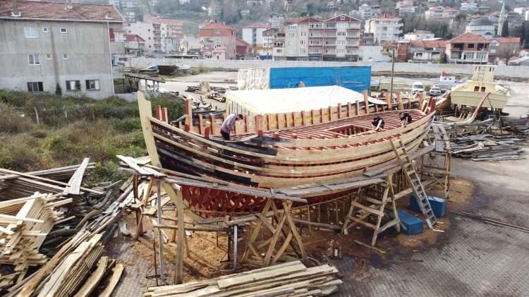 <p> Kestane ve meşe ağaçlarının kullanıldığı teknenin yapımında 6 usta çalışıyor. Tersanenin önüne kurulan düzeneğe yerleştirilen  tekne hava şartlarına göre mayıs veya haziran ayında teslim edilecek. Teknenin turistik amaçlı kullanılacağı bildirildi. </p>
