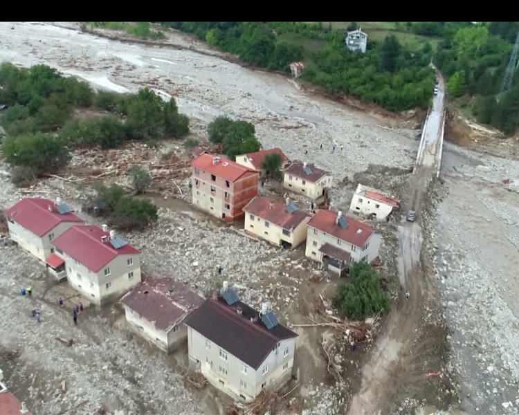 <p>Balık avcılığı da değişiyor. Karadeniz’de su sıcaklığı artıyor. Su sıcaklığının artması canlıların sıcaklığa tolere değerlerinin değişmesi ve buna bağlı olarak da yumurtlama ve beslenme dönemi ve bir araya gelerek av verdiği toplanma dönemlerinde ister istemez bir değişiklik olacak” diye konuştu.</p>
