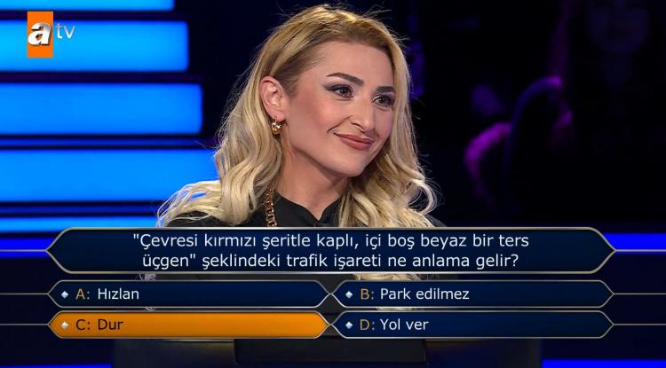 <p><span style="color:#800080"><strong>"Hızlan", "Park Edilmez", "Dur" ve "Yol Ver" seçenekleri arasında kararsızlık yaşayan Ayaz, C Şıkkı "Dur" cevabını verdi. </strong></span></p>
