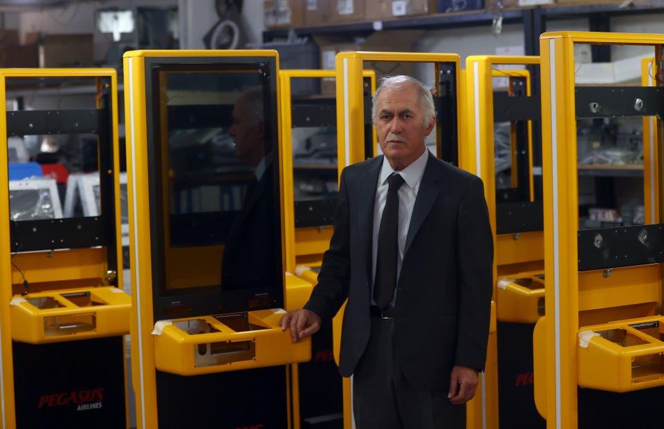 <div>"Bu sisteme göre, havalimanına ilk girişte kimlik kartıyla yüz eşleştirmesi yapılıyor. Daha sonra uçağa biniş dahil hiçbir aşamada belge sorulmadan, bekletilmeden sistem yüzünüzü tanıyarak biniş gerçekleşebilecek. </div>
