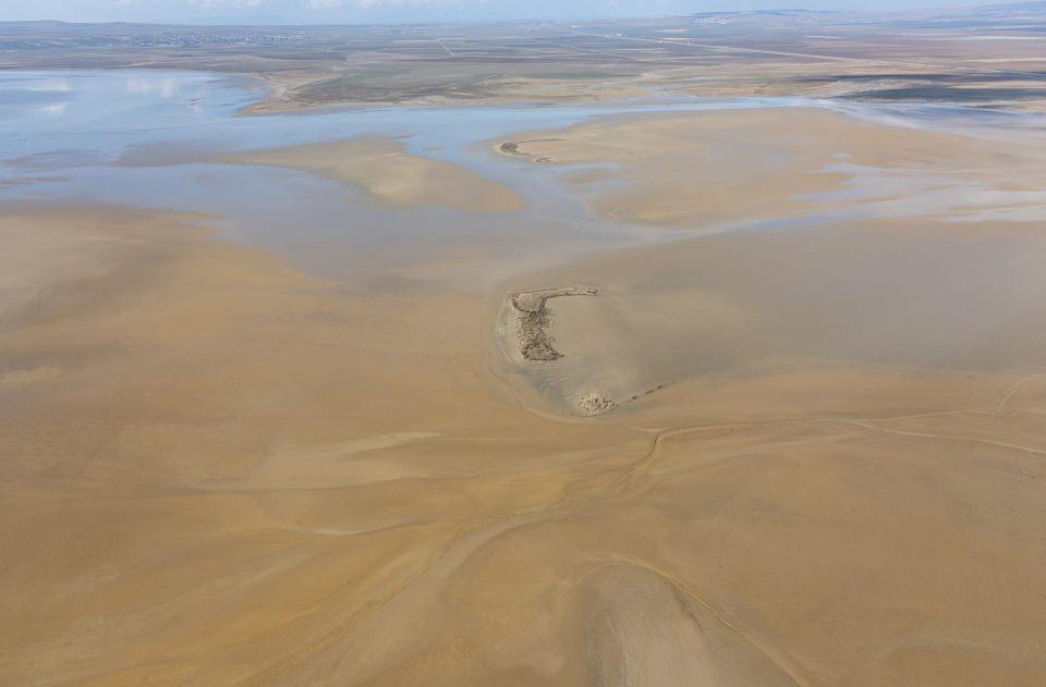 <p>Türkiye'nin ikinci büyük gölü olan Tuz Gölü, kuraklığın etkisiyle küçülüyor.</p>

<p> </p>
