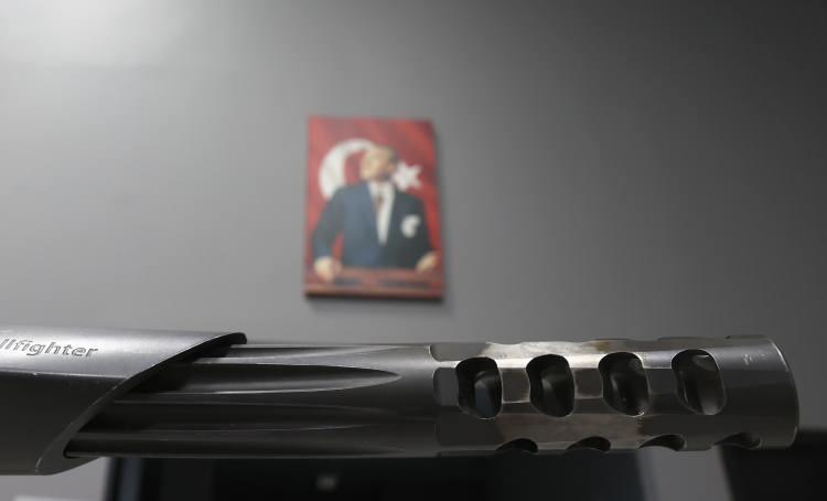 <p>Anlaş, namlu üretiminde ön yatırım tutarı çok yüksek olan ve kullanılan makina-ekipmanlarda yurt dışı bağımlılığı bulunan konvansiyonel yöntemler yerine elektro-kimyasal işleme yöntemini tercih ettiklerini vurguladı. Çalışmalar sonunda da kendi üretim modellerini oluşturduklarını ve buna uygun tezgah ve takımlamaları ürettiklerini kaydeden Anlaş, şöyle konuştu:</p>
<p>"Namluyu geliştirirken balistik hesaplamaların tamamını matematik modellerle simüle ediyoruz. Buna göre istenilen silah ve namluyu tasarlayabiliyoruz. Kimseye bağımlığı değiliz. Patentlerini de aldığımız bu işin matematiğini çözmüş durumdayız. Bunu çözünce istenilen silahı yapma ve ülkeyi bu alanda büyük bir oyuncu haline getirme imkanına kavuşuyorsunuz. Dünyada orta kalibre top ve namlu üreten sayılı firmaların yanında artık Enderus Teknoloji de bulunmaktadır.</p>