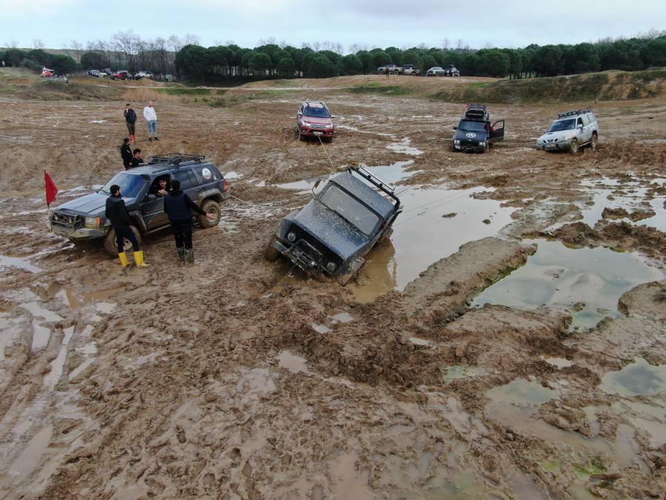 <p>Off-road sporu tutkunları İstanbul’da bir araya geldi. Eyüpsultan Çiftalanda bulunan parkurda araçların zorlu yolculuğu havadan görüntülendi. Çamura batan araçlar yine arkadaşları tarafından çekilerek kurtarıldı.</p>