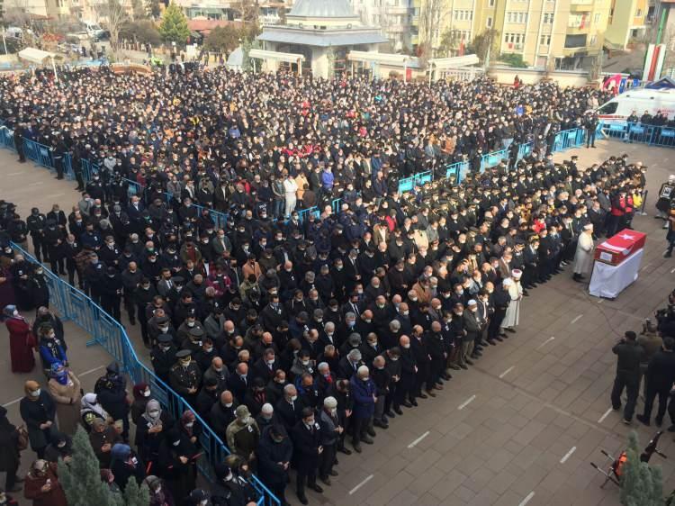 <p> Cenaze törenine katılan Aile ve Sosyal Hizmetler Bakan Yardımcısı Doç. Dr. Kübra Güran Yiğitbaşı, Vali Bülent Tekbıyıkoğlu, Tuğgeneral Mehmet Ali Durmuş, Belediye Başkanı Mehmet Saygılı, AK Parti Milletvekili Ramazan Can ve protokol üyeleri, burada şehidin aile fertlerine başsağlığı diledi. KOAH hastası Murat Ceylan ise yüzde 81 oranında ağır engelli olduğu için oğlunun cenaze namazına katılamadı.</p>
