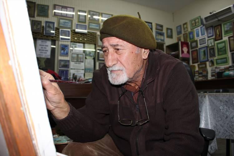 <p> Zonguldak'ın Ereğli ilçesinde 76 yaşındaki emekli resim öğretmeni Erdoğan Keskin, yarım asrı aşkın süredir yaptığı resimleri sanatseverlerin beğenisine sunuyor.</p>

<p> </p>
