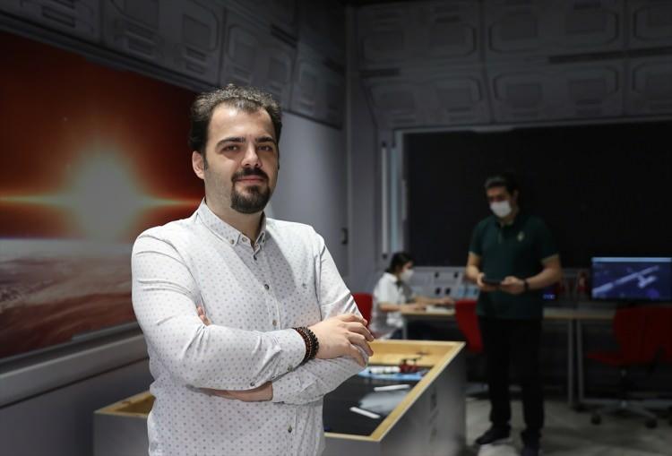 <p>Doğa Space Shuttle alanı ile ilgil bilgi veren İTÜ ETA Vakfı Doğa Koleji Kodlama ve Robotik Bölüm Başkanı Muammer Özkan ise, "Etkinlik alanımızda üç farklı etkinlik grubumuz var. Burada öncelikli olarak Minecraft'ta düzenlenmiş olan uluslararası uzay istasyonunun içerisinde dolaşma şansımız var. </p>