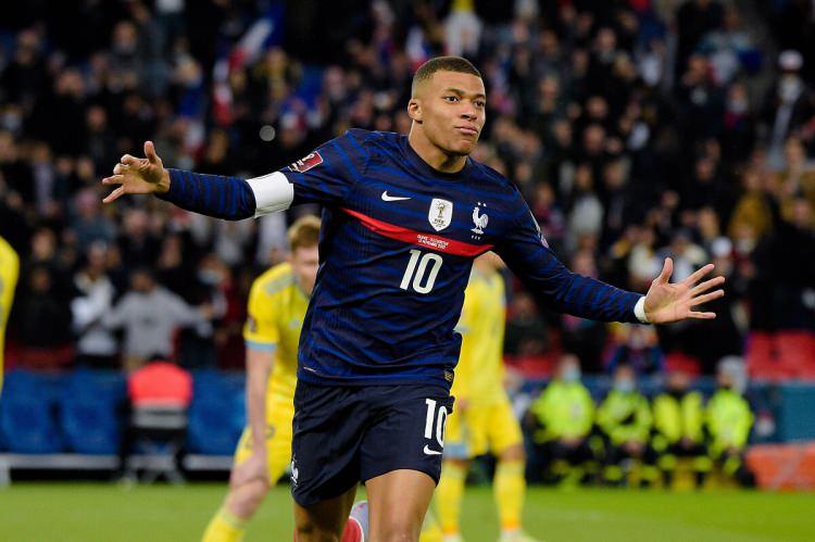 <p>KYLIAN MBAPPE</p>

<p>PARIS SAINT-GERMAIN</p>

<p>128.2 MİLYON EURO</p>

<p>PSG'deki geleceği belirsizliğini koruyan Kylian Mbappe eğer takımıyla sözleşme yenilemezse uçuk piyasa değerine rağmen bir başka takıma ücretsiz katılabilecek.</p>
