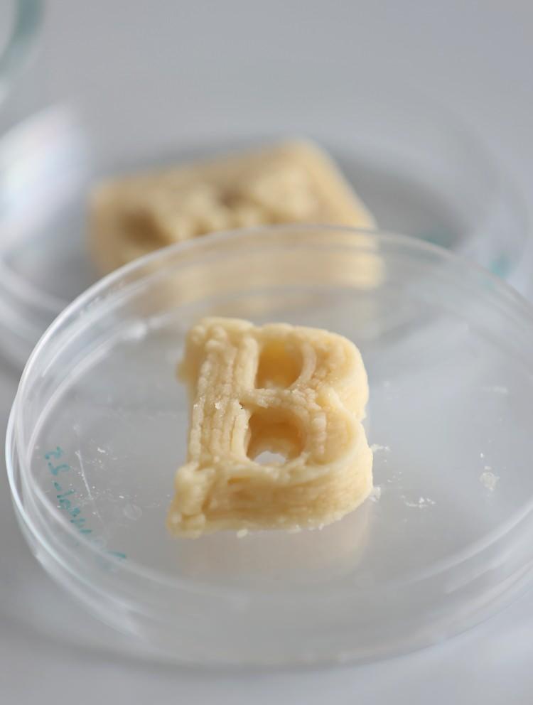 <p class="MsoNormal">"Formülasyonumuzu yutma güçlüğü çeken bireyler için geliştirdik. Bu projede beslenme ve diyetetik geçmişe sahip, aynı zamanda gıda mikrobiyolojisi çalışan Prof. Dr. Kamuran Ayhan hocamız, mühendislik ayağında Doç. Dr. Özge Şakıyan Demirkol hocamız ve ben bulundum. 3 boyutlu yazıcı konusunda Prof. Dr. Kerim Çetinkaya ve Doç. Dr. Pınar Huri Yılgör hocamız çalıştı. Projede doktora öğrencim Elvan Gökçen Bulut ve yüksek lisans öğrencilerim Betül Göksün, Tuğba Gözde Gün de yer aldı."<o:p></o:p></p>
