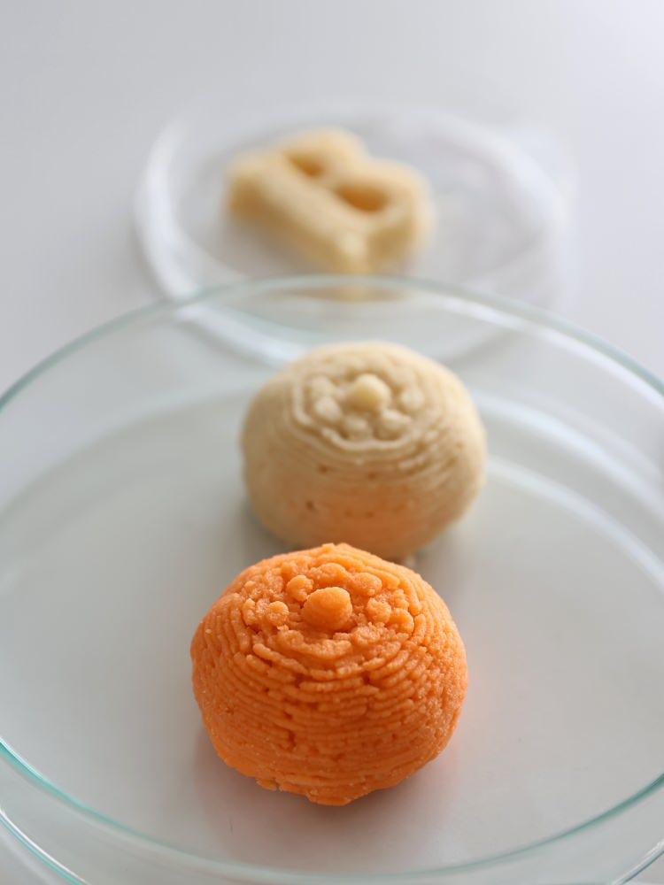 <p class="MsoNormal">3D gıda baskısıyla, özel amaçlı beslenmesi gereken bireyler, çocuklar, hamileler, sporcular veya glutensiz beslenenler için de üretim yapılabileceğine dikkati çeken Candoğan, şunları kaydetti:<o:p></o:p></p>

<p class="MsoNormal"><o:p> </o:p></p>

<p class="MsoNormal">"Son yıllarda dünyada çok önemli bir trend vegan ve vejeteryan ürünler. Vegan ve vejeteryan burgerler çok tercih ediliyor. Et alternatifi ürünler için de bazı çalışmaların yapılması gerektiğini düşünüyorum. Yüksek lisans öğrencileriyle sadece bitkisel alternatif proteinler kullanılarak 3D gıda baskısı gerçekleştirdik. Bunları pişirdik, aynı zamanda tüketilebilirliğine de baktık. Lisans öğrencileri de çocuklara yönelik protein içeriği yüksek tavuk eti bazlı kraker geliştirme çabasındalar şu anda. Bu çalışmalarımıza da devam ediyoruz."<o:p></o:p></p>
