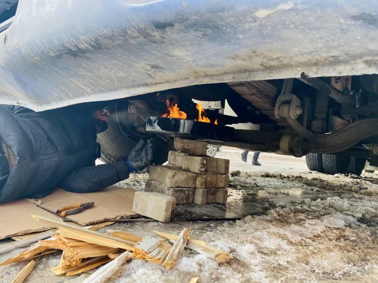 <p>Kış mevsiminin en sert geçtiği illerden bir olan Ağrı’da etkili olan soğuklar nedeniyle kentin birçok yerinde buz sarkıtları oluşurken, yakıt depoları donan araç sürücüleri ise çareyi araçlarının altında ateş yakmakta buldu. Saatlerce donan depoları ısıtmak için uğraşan vatandaşlar, kış mevsiminin Ağrı’da ne derece sert geçtiğini gözler önüne serdi.</p>

<p> </p>
