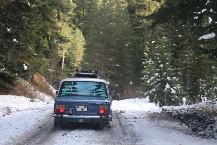 <p>Kastamonu’da bir sunta fabrikasında kepçe operatörü olarak görev yapan ve “Keyif Avcısı” olarak bilinen doğasever ve off-road tutkunu Ferhat Salur, kar yağışının ardından her yıl geleneksel hale getirdiği Ilgaz Dağı Hacet Tepesine araçla tırmanma sürüşüne, bu yıl ayrı bir renk kattı</p>