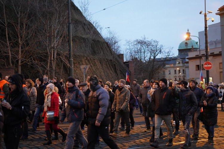 <p>Çekya’nın başkenti Prag’da öğle saatlerinde aşı karşıtları, hükümetin zorunlu aşılama ile ilgili hazırladığı kararnameyi protesto etmek için başkentteki Wenceslas Meydanı’nda bir araya geldi. </p>
