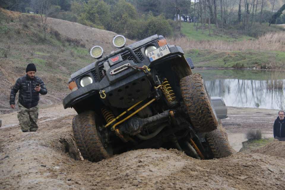 <p><strong>“Bu spor kesinlikle ekip işidir”</strong><br />
<br />
3 yıldır Off-road sporu ile uğraştığını ifade eden Ali Akyasan, “Doğayı sevdiğimiz için doğada spor yapmayı da seviyoruz. Güngören Belediyesi’nin sponsorluğu ile sağ olsunlar bize yerlerini tahsis ettiler. Kahvaltı organizasyonu yapıp mesire alanında bizleri ağırladılar. </p>
