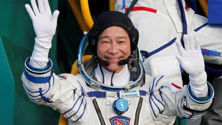 <p>Hirano Uluslararası Uzay İstasyonu 2009 yılından bu yana ilk turistlerini karşılamaya hazır. Yaptıklarıyla çılgın milyarder olarak bilinen Yusaku Maezawa, bu kez asistanıyla beraber uzay gezisine çıkarak herkesi şaşırttı. 12 günlük uzay gezisi sonrası dünyaya dönüş yaptı. </p>
