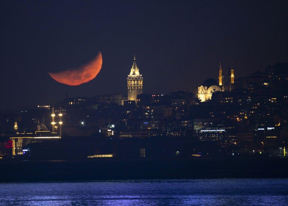 <p>İstanbul'da hilal, Galata Kulesi ve Cihangir Camisi (sağda) ile güzel görüntü oluşturdu.</p>

<p> </p>
