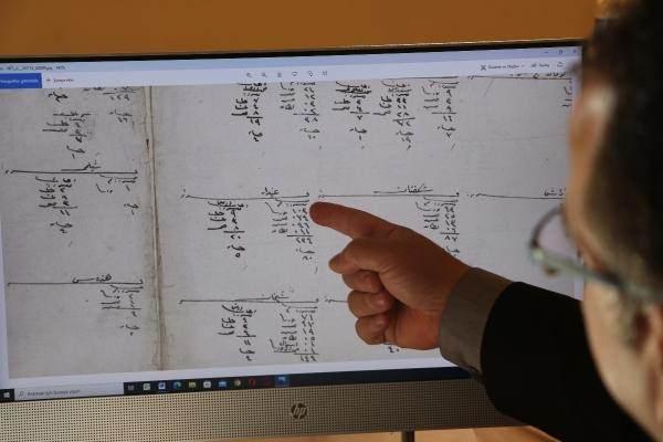 <p> Doç. Dr. Bozan, Celaleddin Harzemşah'ın öldürülüp kuyuya atılmadan önce Ayn Dar denilen bir köye geldiğinin Sibt İbnü’l-Cevzi ve İbn İmad el-Hanbeli adlı tarihçilerin eserlerinde geçtiğini belirterek, bunun üzerine yaptıkları araştırmada Osmanlı arşivlerinde 1842 tarihli bir nüfus defterinde Silvan'ın kuzeyindeki dağlık bölgede bu isimde bir köyün varlığını ortaya koyduklarını ifade etti. Doç. Dr. Bozan, köyde yaptıkları incelemelerde elde ettikleri verilerle tarihi kaynakların örtüştüğünü dile getirerek, Türkiye'de ve Özbekistan'da merak konusu olan Celaleddin Harzemşah'ın mezar yerinin belirlenmesinden sonra öldürüldüğü yerin de tespit edildiğini söyledi.</p>