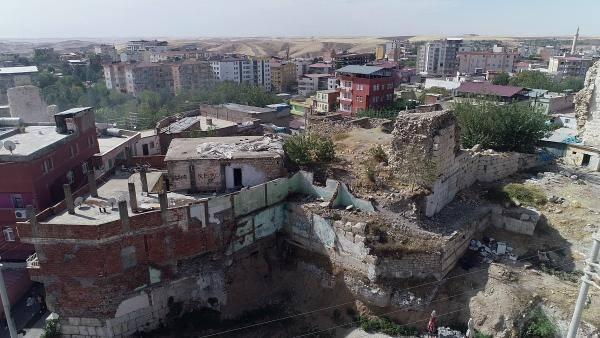 <p>Eşkıyanın sığınabileceği bir yerdir. Diyarbakır'a 84 kilometredir. Kuşbakışı olarak Silvan'a 32 kilometre ve Hazro'ya da 16 kilometre olan bir yerden bahsediyoruz. Silvan'ın 32 kilometre kuzeybatısında tek dağlık bölge orası zaten. Bazı kaynaklarda şöyle bir detay da vardı; Ayn Dar köyü bazılarında Kürtlerin olduğu yer, bazılarında ise Ermenilerin olduğu bir yer olarak geçiyor.</p>