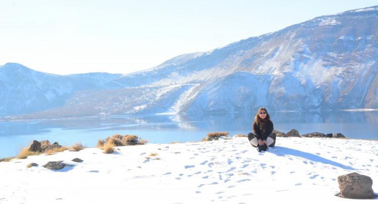 <p>Bitlis’in Tatvan ilçesinde bulunan dünyanın ikinci büyük krater gölü olan Nemrut Krater Gölü beyaz gelinliğini giydi.</p>
