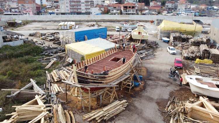 <p>Osmanlı'ya savaşlarda kullanılmak üzerine ahşap gemiler üretilen ilçede, babadan oğula geçen ahşap tekne yapımı geleneği devam ediyor. Kurucaşile ve Ovatekkeönü ile Kapısuyu limanlarında derme çatma barakalarda devam ettirilen ahşap tekne ve yat yapımcılığında 20 atölye ve tersane bulunuyor. </p>
